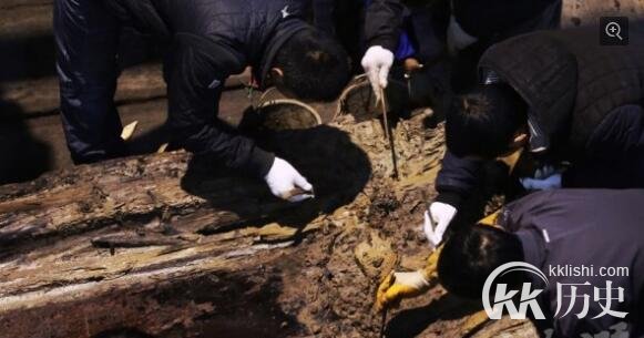 西汉海昏侯墓主棺外棺打开 精美玉器令人惊叹