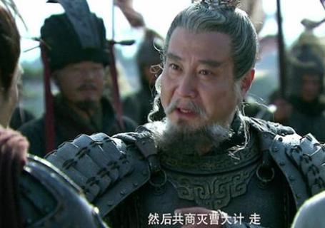 官渡之战时曹操兵力匮乏，之后还坑杀了袁军