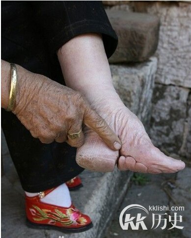 三寸金莲起源于何时？为何缠足要称为三寸金莲