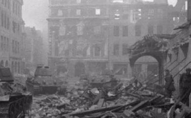 二战后的德国，男人被当战俘，两根香烟换一个美女，近百万人冻死路边