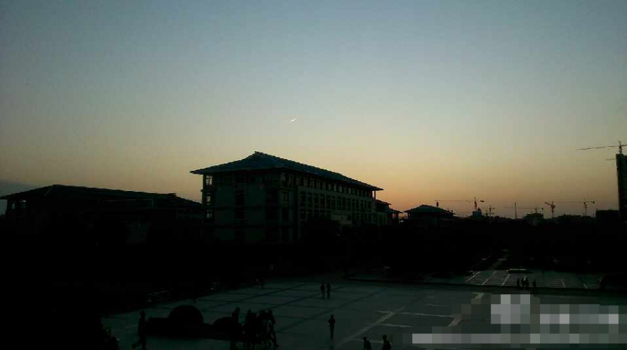 武汉上空发现火流星