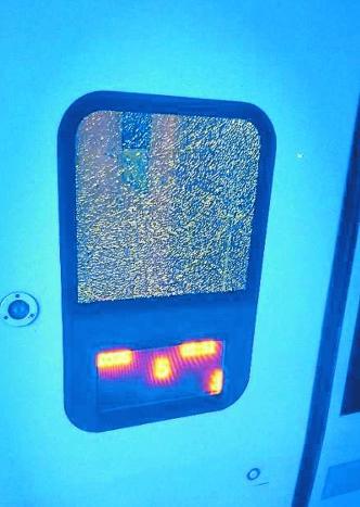 一对情侣乘坐列车从北京前往青岛旅游，因琐事争吵女生用消防锤砸破车窗