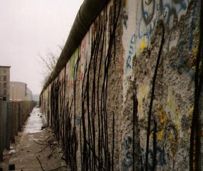 柏林墙是在什么样的背景下修建的 反法西斯防卫墙柏林墙简介