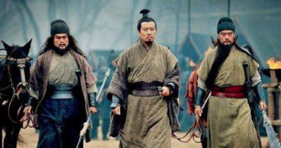 曹操给关羽封侯，送赤兔马，刘备送了什么呢