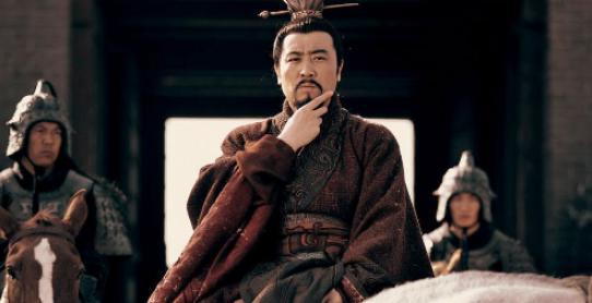 曹操给关羽封侯，送赤兔马，刘备送了什么呢