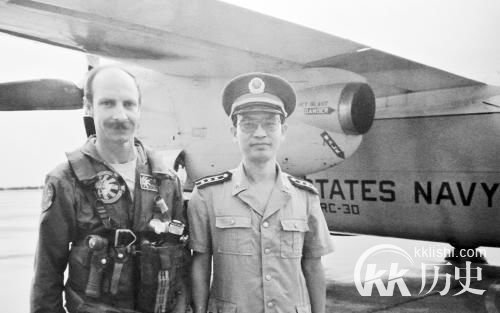 中国军官亲历美航母 起降体验逮捕着舰
