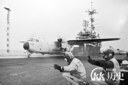 中国军官亲历美航母 起降体验逮捕着舰
