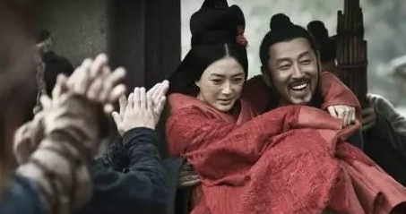 历史上最出名的两位开国皇后，评价却大不相同