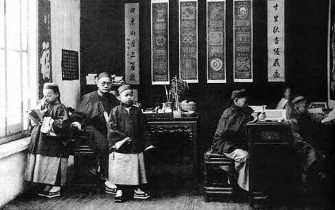 古代孩子上学晚 小学也分“快慢班”