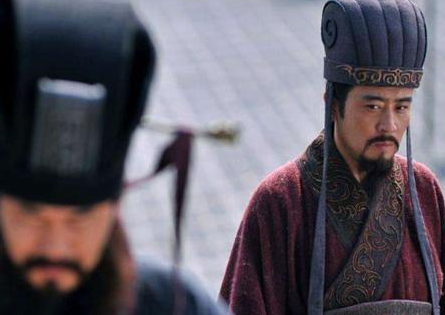 对比曹操和孙权 刘备在遇到诸葛亮前的战略是什么