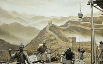 历史上的秦始皇为了修长城，到底动用了多少人，死了多少人