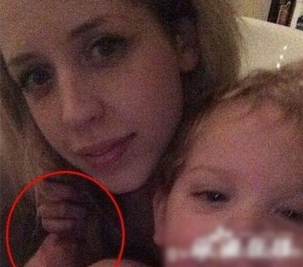 英国女星自拍惊现鬼手