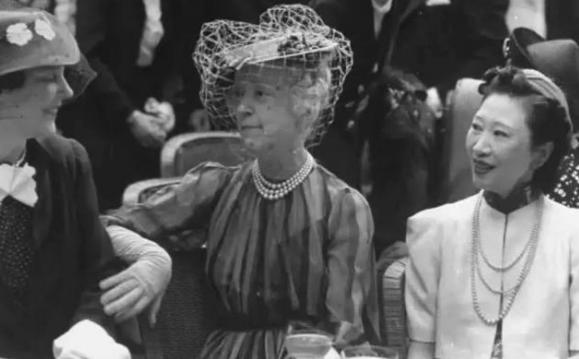 她是民国时期的贵族名媛，嫁给有名的近代外交家