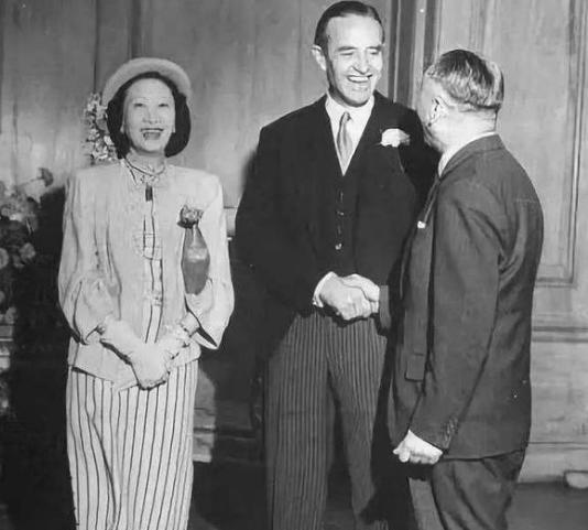 她是民国时期的贵族名媛，嫁给有名的近代外交家