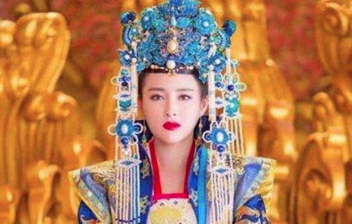 丈夫把妻子卖给王爷,15年后她成为皇后