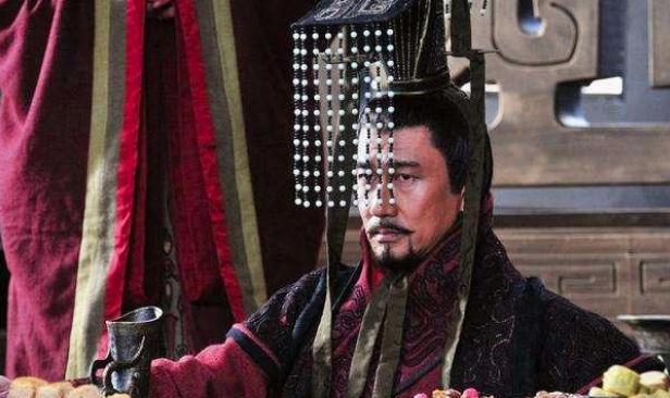 秦国想偷袭郑国，牛贩子靠12头牛救了郑国