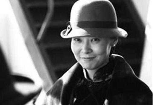 她出身豪门，是历史上第一位女性律师，晚年却客死他乡