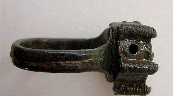 考古发现十四世纪＂毒戒指＂ 系刺杀投毒利器