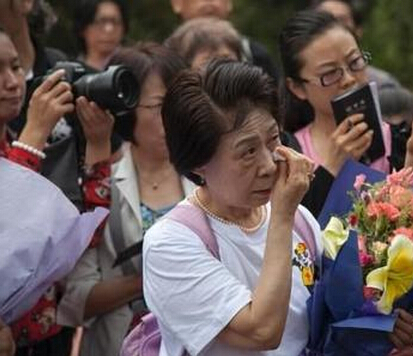 二战后日本在中国的遗孤命运 遗孤洒泪祭拜养父母