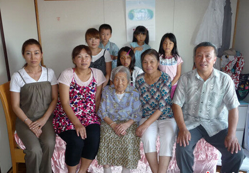 二战后日本在中国的遗孤命运 遗孤洒泪祭拜养父母