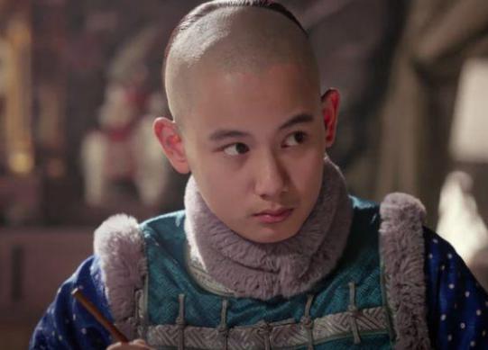 他是乾隆的儿子，后来被送给大臣，一生与皇位无缘