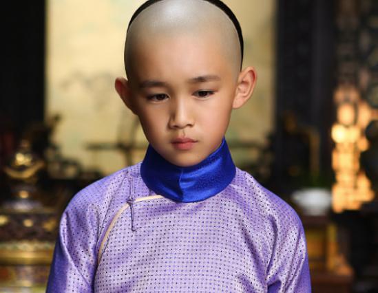 他是乾隆的儿子，后来被送给大臣，一生与皇位无缘