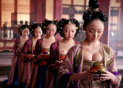 满清女子身上的白布条是做什么的 为何有些人没有呢