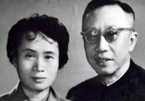 溥仪生病住院，有两个女人去探病