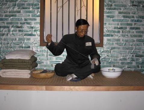 溥仪从监狱出来后去理发，问了什么问题把大家逗得哈哈大笑