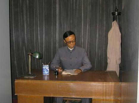 溥仪从监狱出来后去理发，问了什么问题把大家逗得哈哈大笑