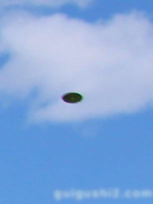 英国男子海边拍到不明飞行物