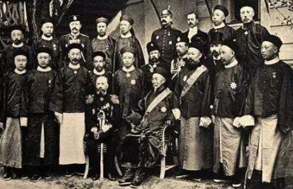 临死前，李鸿章迟迟不愿咽气，直至心腹耳边说了两句话才愿意闭上双眼！