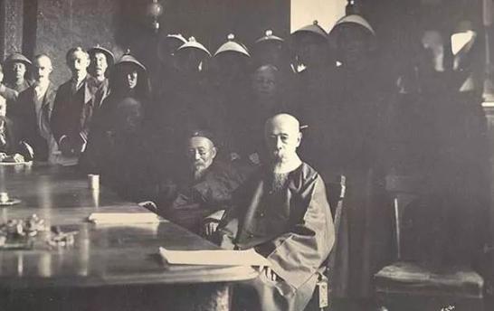 临死前，李鸿章迟迟不愿咽气，直至心腹耳边说了两句话才愿意闭上双眼！