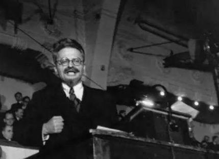 托洛茨基到底犯了什么样的错误 列宁死后他做的第一件事情是什么