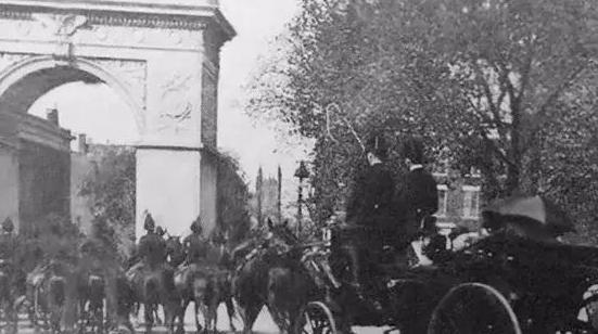 李鸿章出访欧美,虽说清王朝没落被欺,但他却受到各国重视?