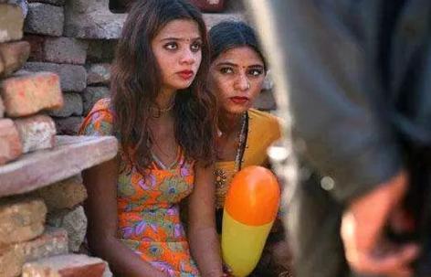 伊朗被判了死刑的女囚犯, 临刑前要找人破身, 男狱警太忙了