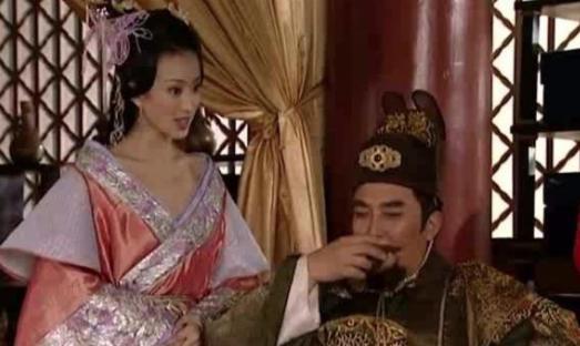 朱元璋吃饭时菜里有头发，厨子马上取下帽子说：我没头发