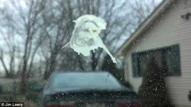 美国男子车玻璃上惊现耶稣像