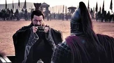 曹操送荀彧一只空盒子，荀彧见了为何马上服毒自杀?