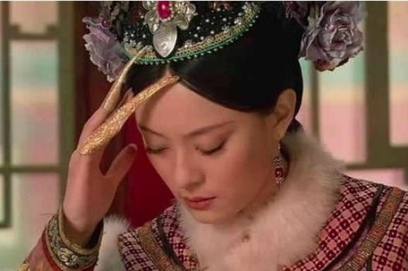 清朝嫔妃子手上戴的指甲套是干什么用的
