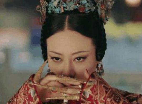 清朝嫔妃子手上戴的指甲套是干什么用的