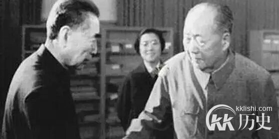 蒋介石死讯传来，毛泽东为何一脸凝重？说三个字