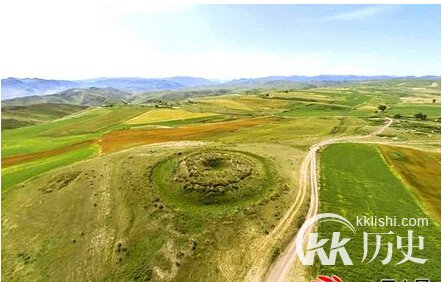 新疆东天山木垒县发现2000多年前的大型古墓群