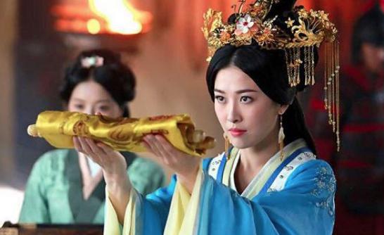 她从平民歌女到皇后之位，最后却自杀而死