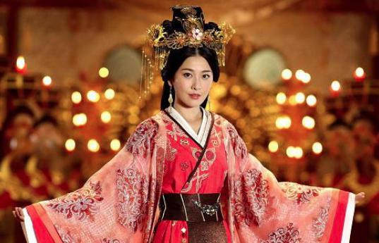 她从平民歌女到皇后之位，最后却自杀而死