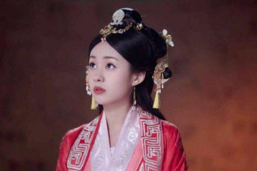 她从平民歌女到皇后之位，最后却自杀而死