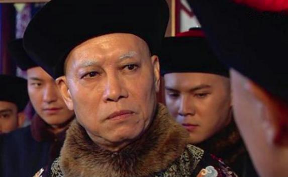 清朝太监夜里伺候嫔妃时,鞋里要放一样什么东西