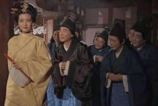 清朝太监夜里伺候嫔妃时,鞋里要放一样什么东西