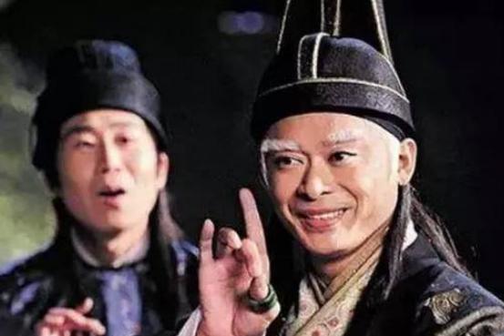 清朝太监夜里伺候嫔妃时,鞋里要放一样什么东西