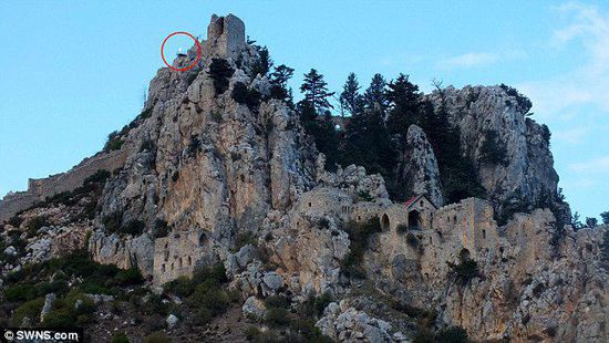 英国夫妻古堡度假三次拍到白色幽灵